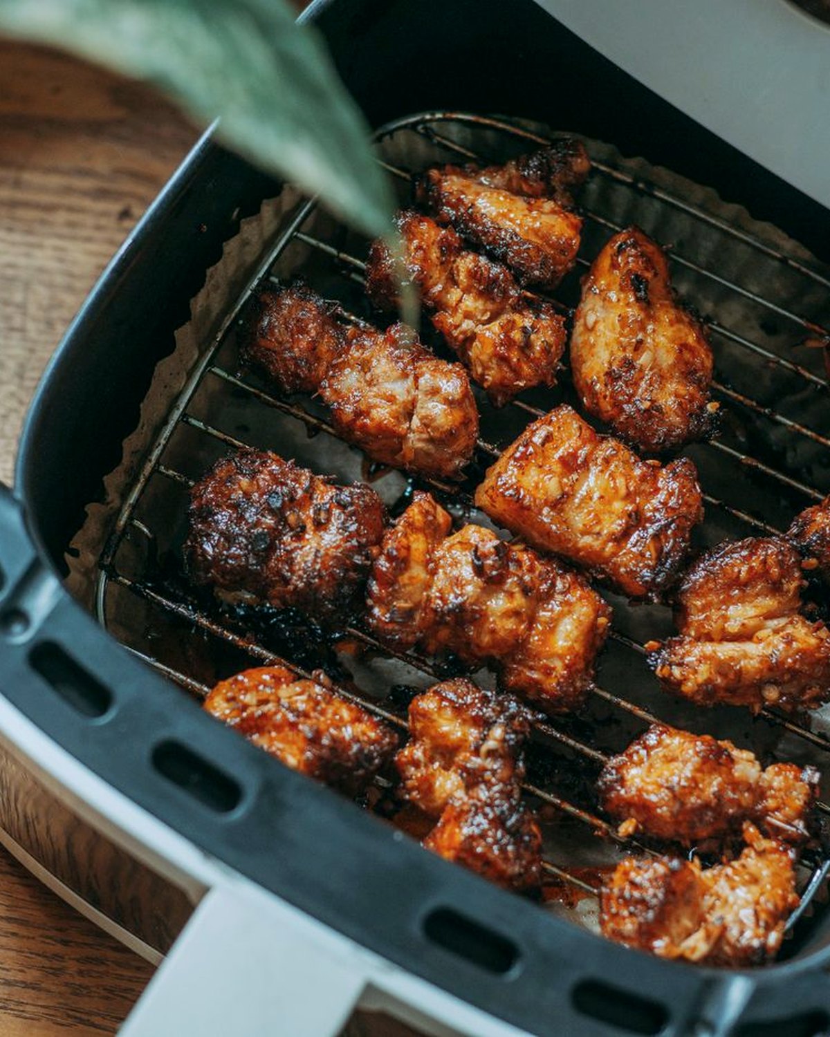 Freidora de aire con alitas de pollo recién hechas