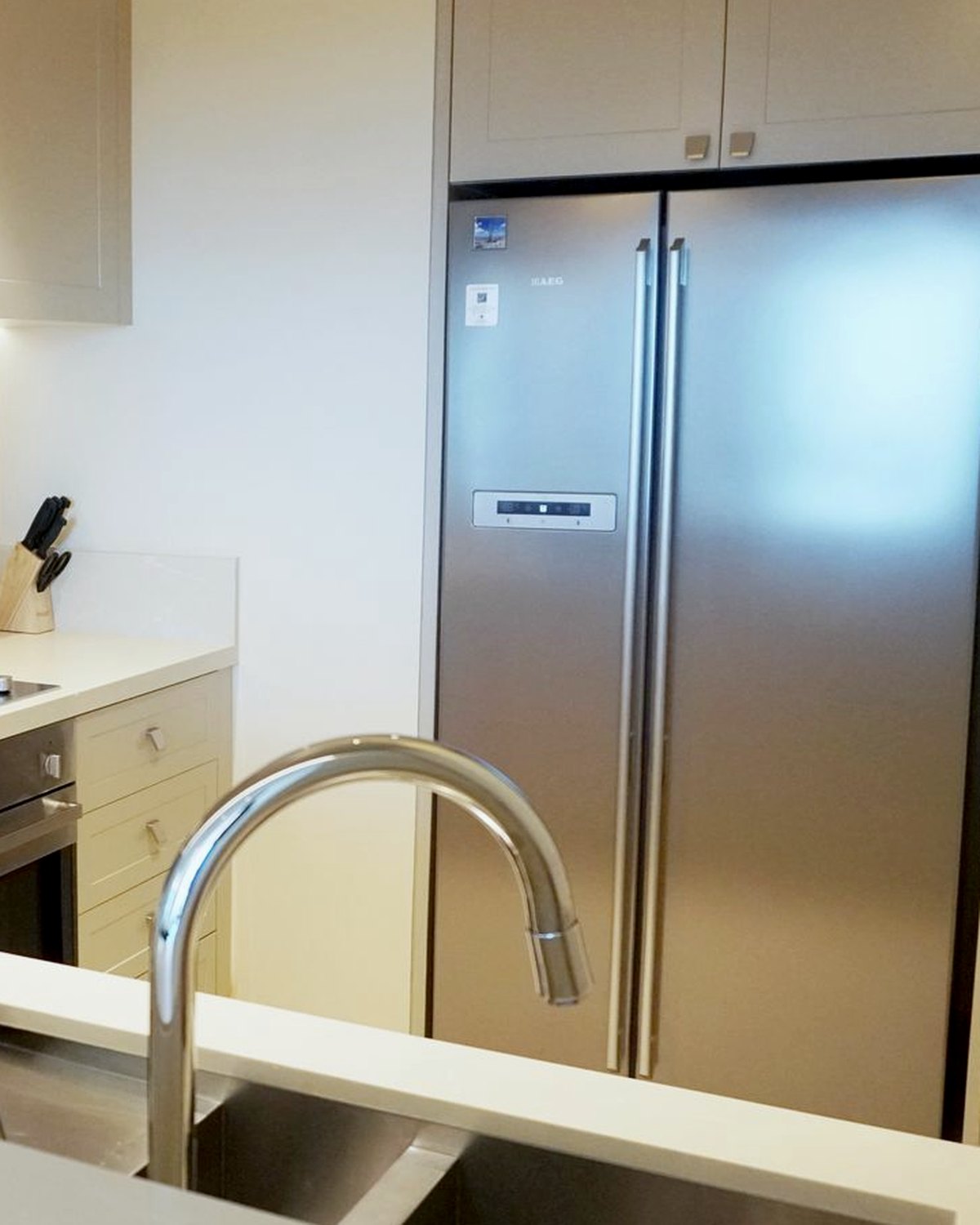 Nevera Frostline Pro 400 en una cocina moderna