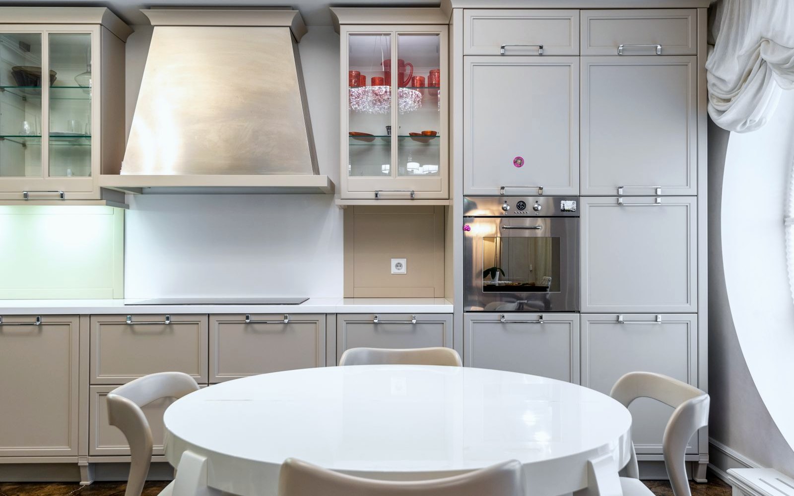 Cocina moderna equipada con electrodomésticos VOLTIA