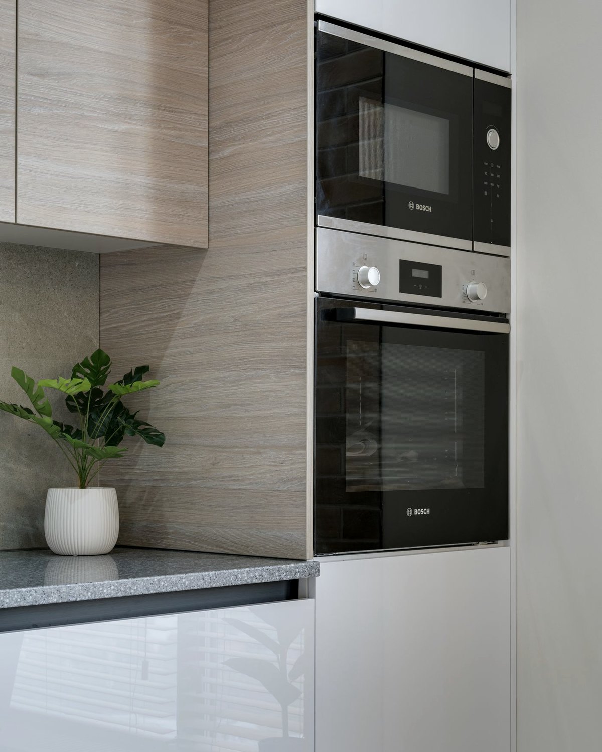 Hornos empotrados en una cocina de madera clara