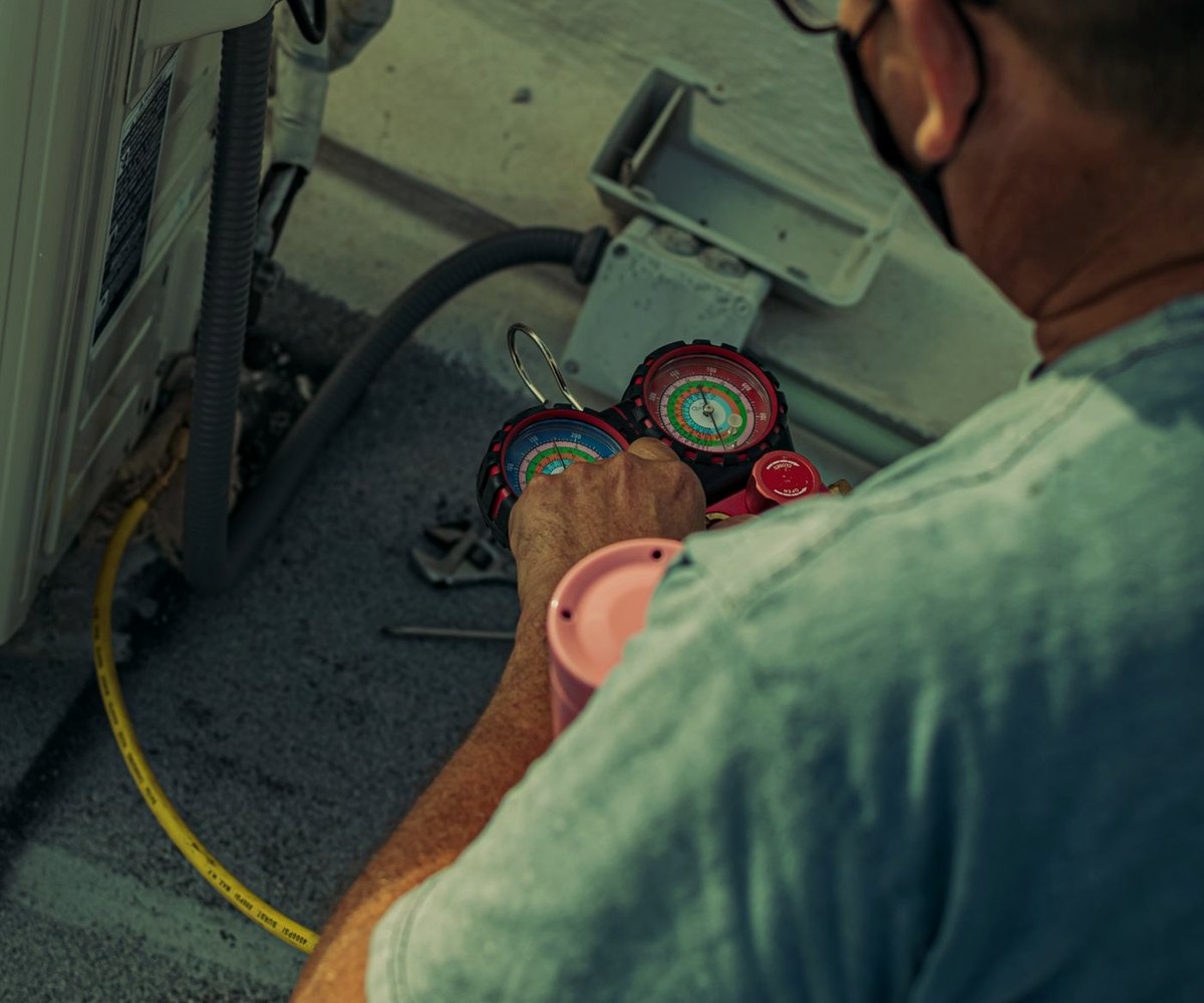 Técnico certificado revisando un sistema de aire acondicionado