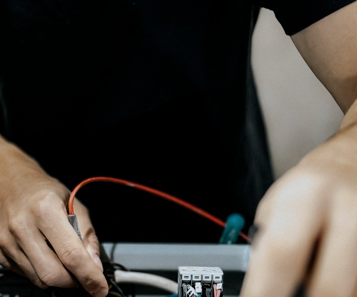 Técnico revisando el sistema eléctrico de un electrodoméstico